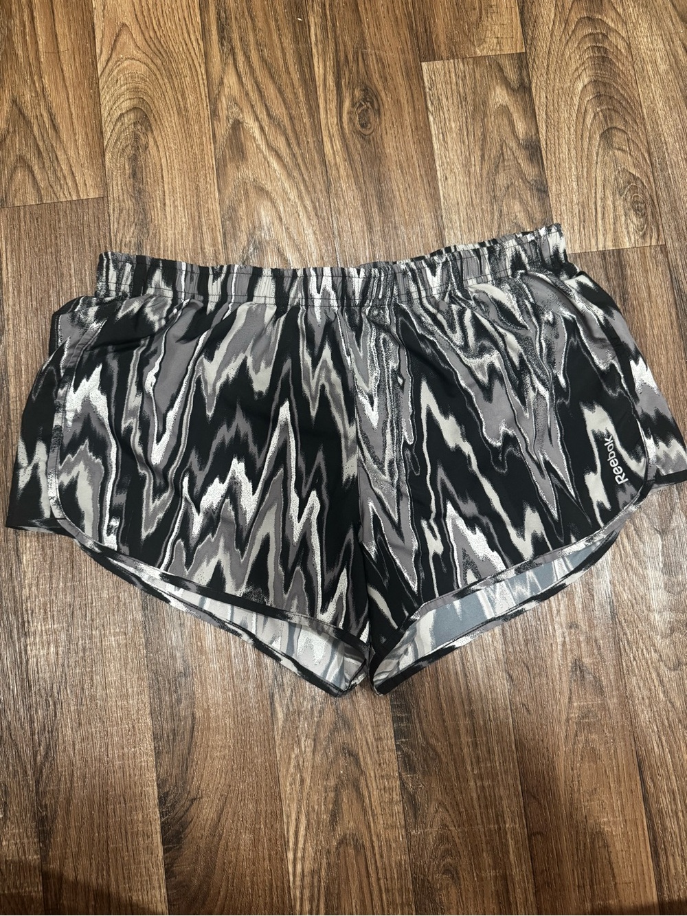 Reebok Women’s Black & Gray Wave-Print Athletic Shorts